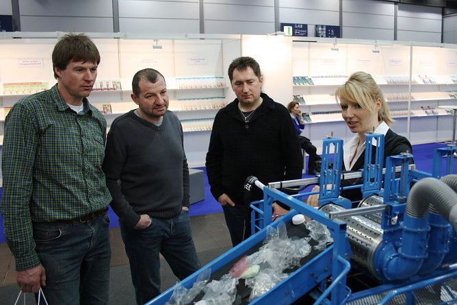 Diplom-Ingenieurin Katrin Schmidt im Gespr&auml;ch mit Interessierten Messebesuchern (Foto: Hochschule Nordhausen)