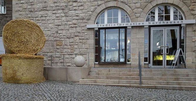 Stroh vorm Rathaus (Foto: Peter Blei)