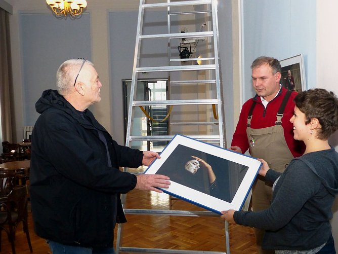 Fotograf Roland Obst mit Steffen Kasperski und Claudia Pollety beim Aufh&auml;ngen der Fotos (Foto: Birgit Susemihl)