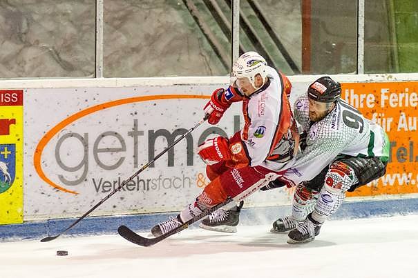 Kapit&auml;n Erikk Pipp im Zweikampf um den Puck (Foto: Brandes / Sportfotos BS)