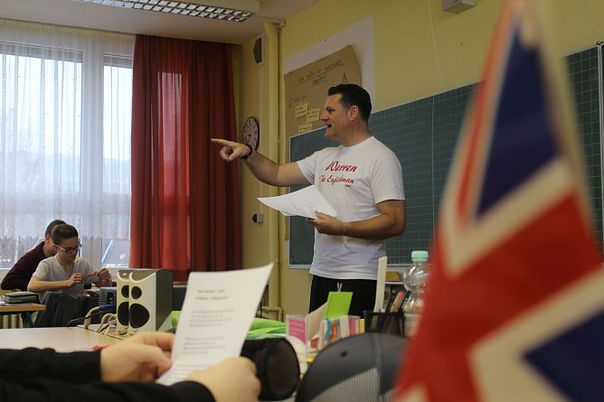 "The Englishman" - Radiomoderator Warren Green war heute in Bleicherode zu Gast um den Sch&uuml;lerinnen und Sch&uuml;lern der Realschule seine Muttersprache n&auml;her zu bringen (Foto: Angelo Glashagel)