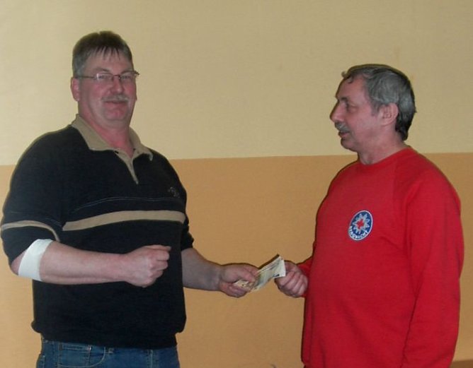 Geld &uuml;bergeben (Foto: Bergwacht)