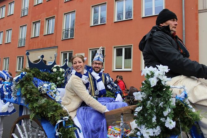 Närrinnen und Narren zogen durch Sondershausen (1) (Foto: Karl-Heinz Herrmann) Närrinnen und Narren zogen durch Sondershausen (1) (Foto: Karl-Heinz Herrmann)