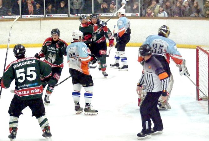 Jubel unter den W&ouml;lfen (Foto: Koch)