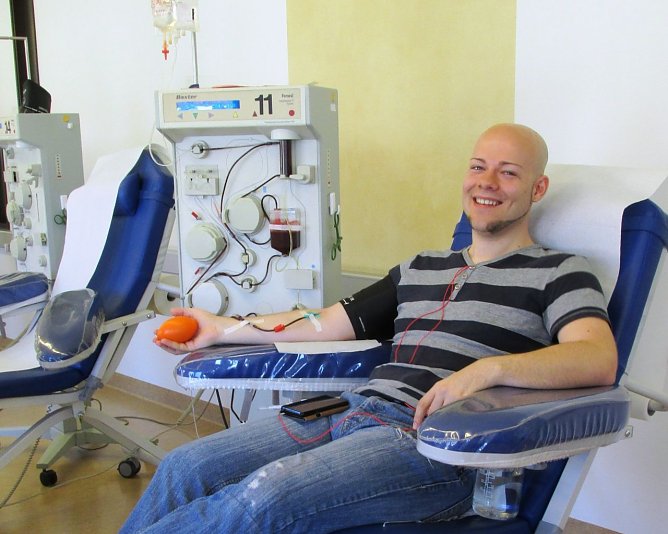 Plasmaspender Michael John spendet am Rathaus. (Foto: Plasma Service Europe) Plasmaspender Michael John spendet am Rathaus. (Foto: Plasma Service Europe)