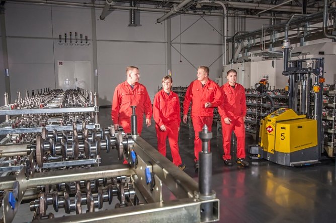 Auszubildende bei Feuer PowerTrain (Foto: FEUER powertrain GmbH & Co. KG) Auszubildende bei Feuer PowerTrain (Foto: FEUER powertrain GmbH & Co. KG)