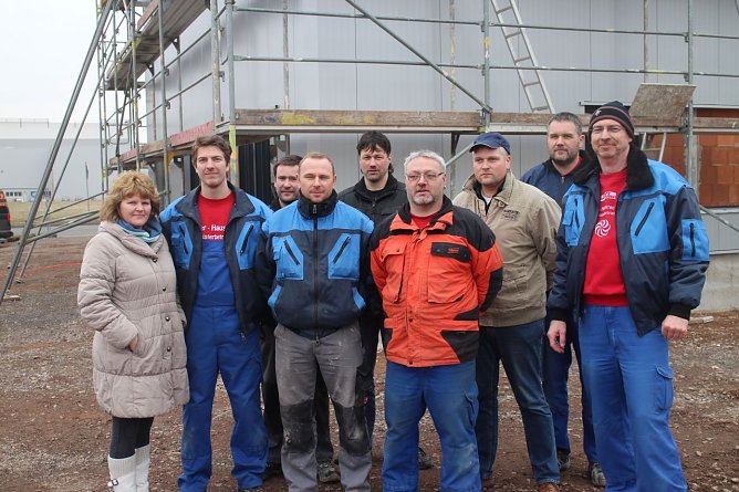 Die Besch&auml;ftigten feierten mit dem Chef Klaus B&ouml;ttcher (rechts im Bild) und freuen sich auf die neuen R&auml;ume (Foto: Angelo Glashagel)