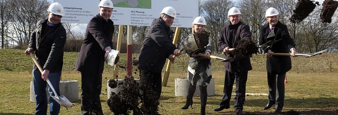 Hauruck - der symbolische Spatenstich (Foto: nnz)