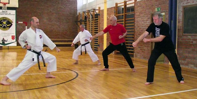 Karatemeister Frank Pelny (6.Dan) vor seinen Sch&uuml;tzlingen  Gerd Knoche und Hans-Peter Mader (Foto: Kurt Frank)