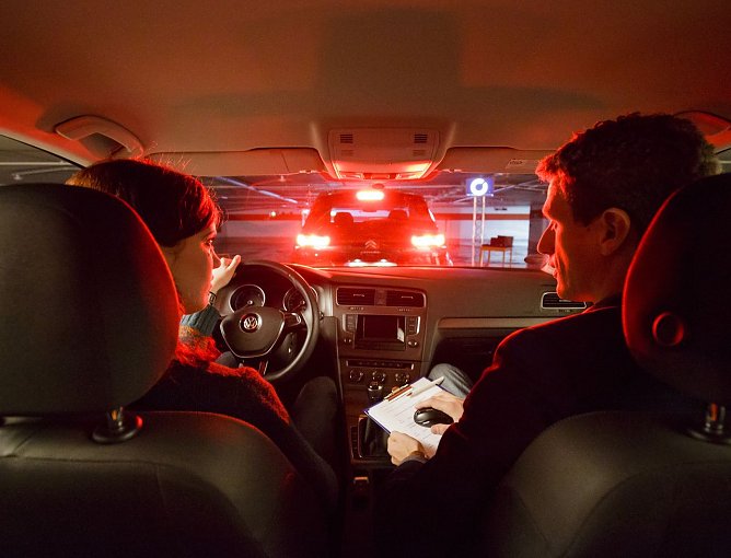 Nicht direkt hineinschauen (Foto: ADAC)