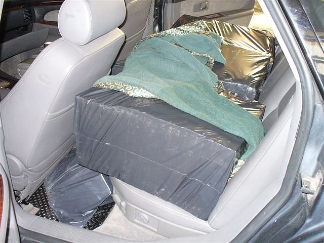 Das Auto voller Zigaretten (Foto: Zoll) Das Auto voller Zigaretten (Foto: Zoll)