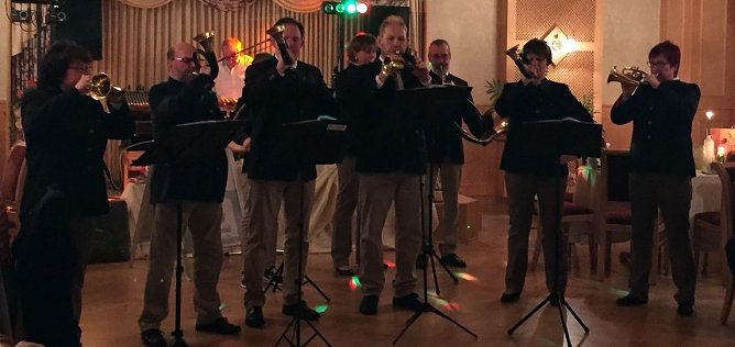 Bl&auml;sergruppe er&ouml;ffnet den Ball (Foto: privat)