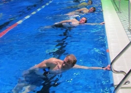 Ausdauertraining im Wasser - den Spielern der SG Leimbach verlangte das Training im Nordh&auml;user Badehaus alles ab (Foto: SG Leimbach)