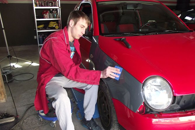  Oliver Ubl kennt sich in der Folientechnik aus. Dieser VW Lupo erh&auml;lt einen &Uuml;berzug. (Foto: Kurt Frank)