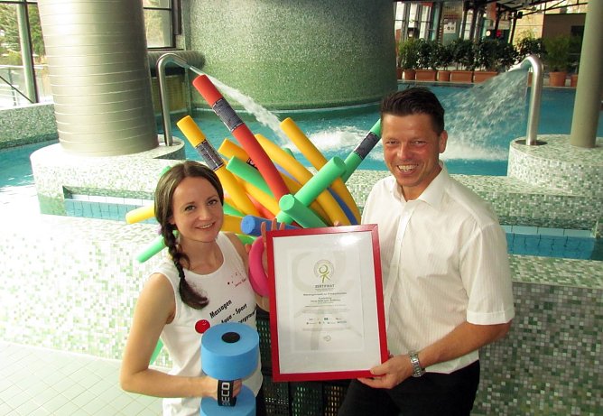 Jenny Geist erh&auml;lt aus den H&auml;nden vom Gesch&auml;ftsf&uuml;hrer Jens Eisenschmidt das Kurszertifikat (Foto: Badehaus Nordhausen GmbH)