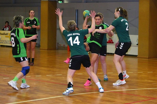 Die G&auml;ste-Abwehr war nicht zimperlich. Hier wurde Jenny Mohrig gleich von drei Apoldaerinnen in die Zange genommen. (Foto: Uwe Tittel)