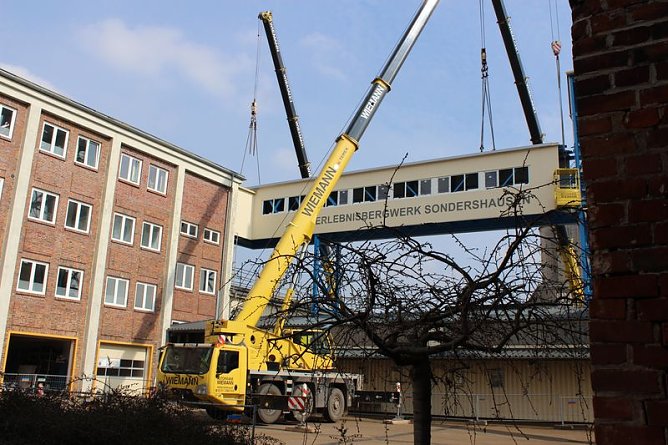 Neue Seilfahrtsbrücke wird montiert (Foto: Karl-Heinz Herrmann) Neue Seilfahrtsbrücke wird montiert (Foto: Karl-Heinz Herrmann)