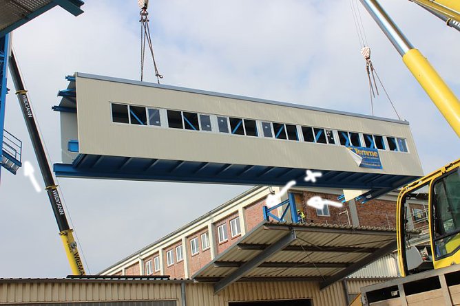 Neue Seilfahrtsbrücke wird montiert (Foto: Karl-Heinz Herrmann) Neue Seilfahrtsbrücke wird montiert (Foto: Karl-Heinz Herrmann)