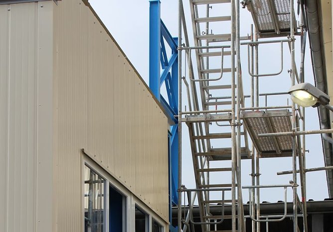 Neue Seilfahrtsbrücke wird montiert (Foto: Karl-Heinz Herrmann) Neue Seilfahrtsbrücke wird montiert (Foto: Karl-Heinz Herrmann)