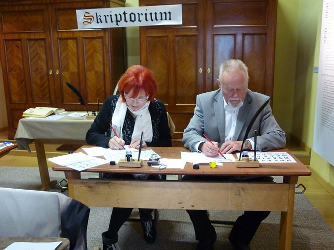 Schreiben mit Feder und Kiel im "Scriptorium" der Nordhäuser Flohburg (Foto: Ilona Bergmann) Schreiben mit Feder und Kiel im "Scriptorium" der Nordhäuser Flohburg (Foto: Ilona Bergmann)