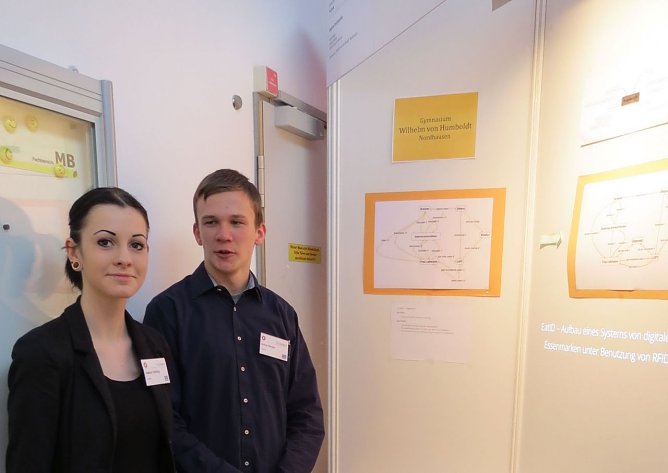 Saskia Freiberg und Julius Berger gewannen mit ihrem Projekt "Digitale Essensmarken" den Sonderpreis des Th&uuml;ringer Bildungsministeriums (Foto: Staatliches Gymnasium Wilhelm-von-Humboldt)