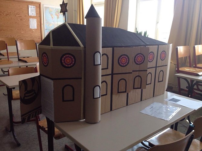 Die Sch&uuml;ler des Bleicher&ouml;der Schiller Gymnasiums besch&auml;ftigten sich mit den Spuren der j&uuml;dischen Geschichte in ihrer Heimatstadt (Foto: Schiller Gymnasium Bleicherode)