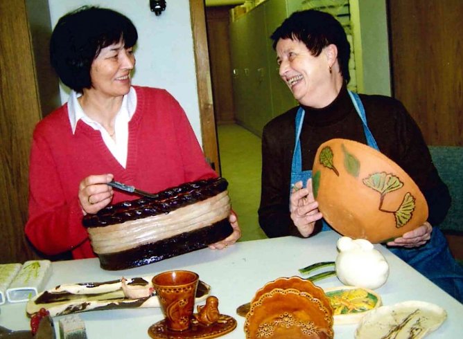 Auch Anita Beyse und Edeltraud Wolff zeigen ihre Werke in der Nordh&auml;user Bibliothek (Foto: Jessica Pieper)