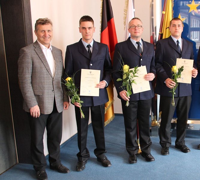 Brandmeister-Anw&auml;rter Hendrik K&ouml;ster, Thomas Gerlach und Christian Wrede sind nun Beamte auf Probe (Foto: Ilona Bergmann)