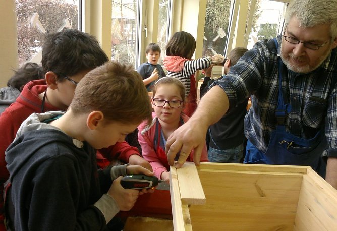 Nachwuchs-Imker werden angeleitet (Foto: privat)