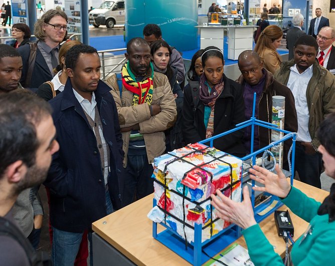 Petra Hauschild in Diskussion mit Messe-Besucher (Foto: Hochschule Nordhausen) Petra Hauschild in Diskussion mit Messe-Besucher (Foto: Hochschule Nordhausen)
