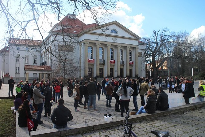 Vor dem Theater kamen rund 150 Gegendemonstranten zusammen (Foto: Angelo Glashagel) Vor dem Theater kamen rund 150 Gegendemonstranten zusammen (Foto: Angelo Glashagel)