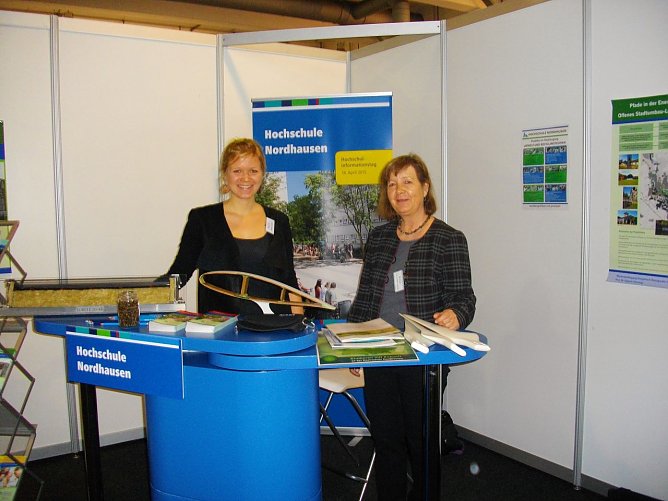 Prof. Dr. Dagmar Everding und Studentin Damaris Schmidt auf der Job- und Bildungsmesse Zukunftsenergien in Bremen (Foto: Hochschule Nordhausen)