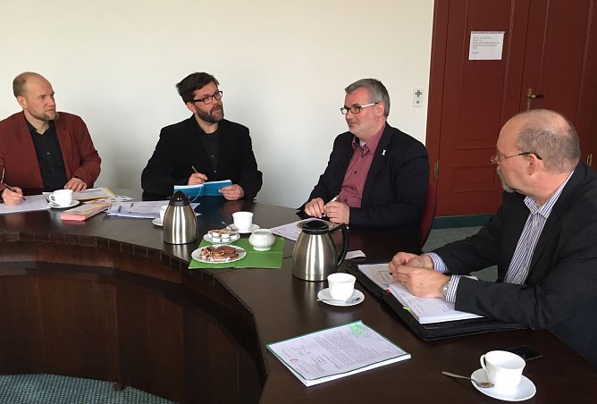 Matthias M&uuml;ller und Alexander Lorenz von TransMit und Stefan N&uuml;&szlig;le und Hans-Georg M&uuml;ller vom Landratsamt (Foto: J. Piper)