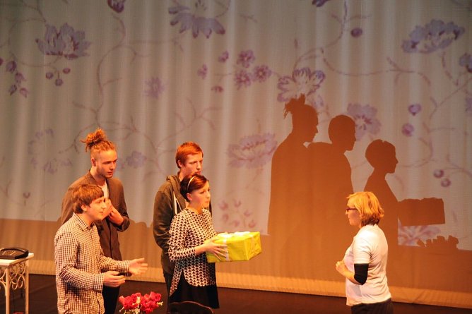 Bereits in St&uuml;ckwerk No 12 im Januar zeigte der Theaterjugendclub Szenen aus Liebe Jelena Sergejewna (Foto: Jessica Pieper)