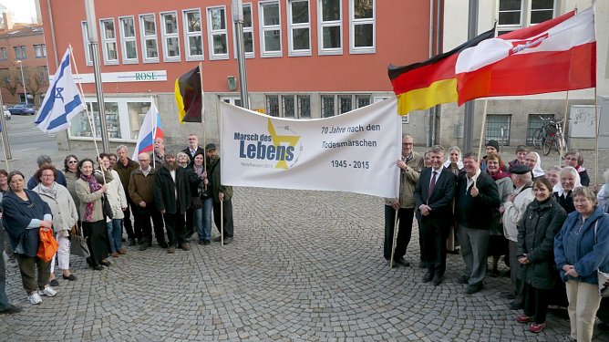 Teilnehmer des Marsch des Lebens vor dem Rathaus angekommen (Foto: Ilona Bergmann)
