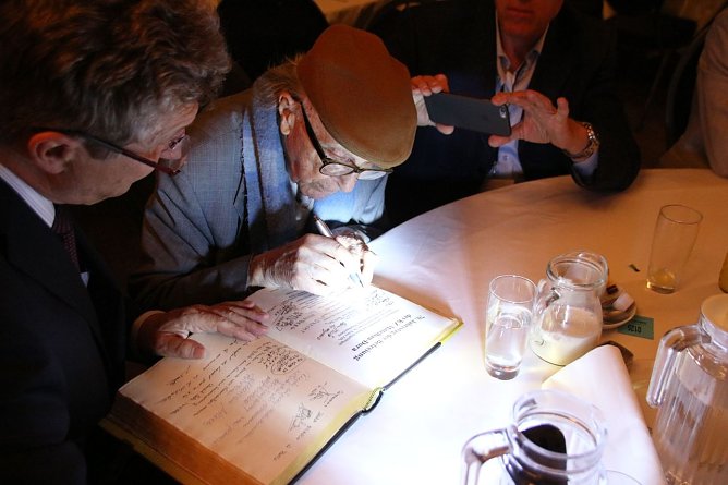 Eintragung ins Goldene Buch der Stadt Nordhausen (Foto: P. Grabe|Stadtverwaltung Nordhausen)