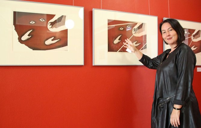 Susanne Hinsching vor dem Zyklus Engel sucht sich selbst, Auatinta/Radierung, 1992 (Foto: Ilona Bergmann)