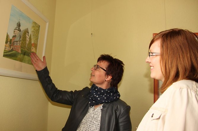 Die Motive der Acryl- und &Ouml;lmalereien und Aquarelle reichen von der Kirche in Ilfeld-Wiegersdorf &uuml;ber Stillleben und Portr&auml;ts bis hin zu humoristischen Bildern (Foto: Jessica Pieper)