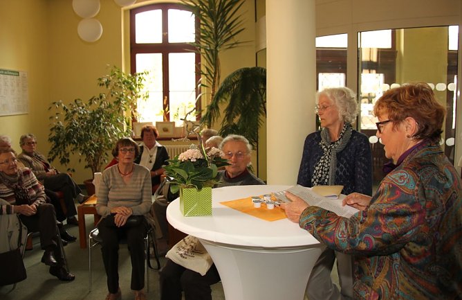 Zur Er&ouml;ffnung zeigten auch Mitglieder der Gruppe "Schreiberlinge", wie sie ihre Erfahrungen in der Pflege eines Familienmitglieds in Texten und Gedichten verarbeiten. (Foto: Jessica Pieper)