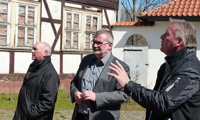 Gespr&auml;ch vor Ort (Foto: J. Piper)