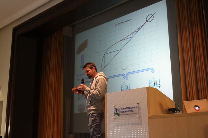 Graphen leicht erkl&auml;ren mit Benedickt Dercks: unten links ist stockn&uuml;chtern, oben rechts knallts voll rein (Foto: Angelo Glashagel)