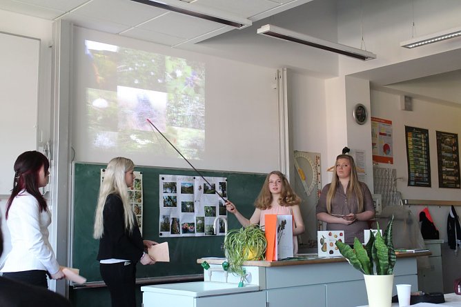 Es gab nicht nur selbstgemachte Apfelleckereien: die vier M&auml;dchen legten sich auch f&uuml;r ihren Vortrag voll ins Zeug (Foto: Angelo Glashagel)