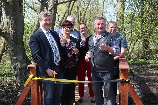 Neue Br&uuml;cke er&ouml;ffnet: v.l. Oberb&uuml;rgermeister Zeh, Kerstin Ittershagen, Steffen Iffland, Jana Henning-Jacob, Sven Holzapfel und Heinz Whallenta (Foto: Angelo Glashagel)