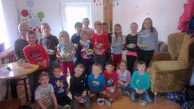 Die Grundsch&uuml;ler aus Niedersalza bedanken sich f&uuml;r die Hilfe bei der Renovierung (Foto: Grundschule Niedersalza)