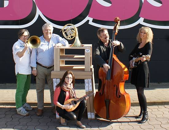 Nicht nur gute Musik sondern auch entspannte Atmosph&auml;re - das Boss M&ouml;belhaus hat dem Jazzclub neue Tische &uuml;bergeben (Foto: Helene Kempe)
