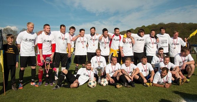 Sieg und Pokal f&uuml;r Sundhausen (Foto: Sven Tetzel)