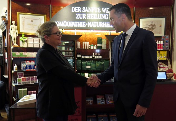 Kathrin Mucke wird von NUV Vorstand Nils Neu im Verband der Nordh&auml;user Unternehmer begr&uuml;&szlig;t (Foto: NUV)