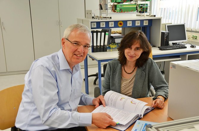 Birgit Lustermann mit Doktorvater Prof. Dr.-Ing. Matthias Viehmann im Labor f&uuml;r Bildverarbeitung (Foto: Tina Bergknapp)