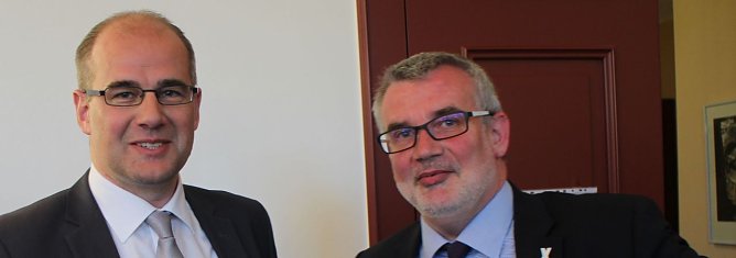 Es ist offiziell: Matthias Jendricke (links) wird neuer Landrat im Kreis Nordhausen (Foto: Angelo Glashagel)