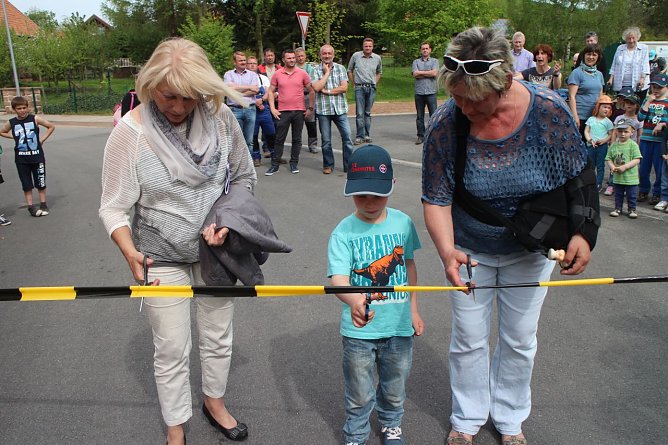 Die zweite Beigeordnete der Stadt, Hannelore Haase, der 6-j&auml;hrige Finn und Herredens Ortsteilb&uuml;rgermeisterin Christiane Winkler-K&ouml;hler gaben die Stra&szlig;e offiziell frei (Foto: Angelo Glashagel)